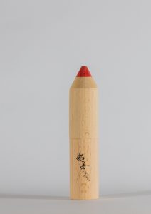 Tube de crayon de couleur en bois